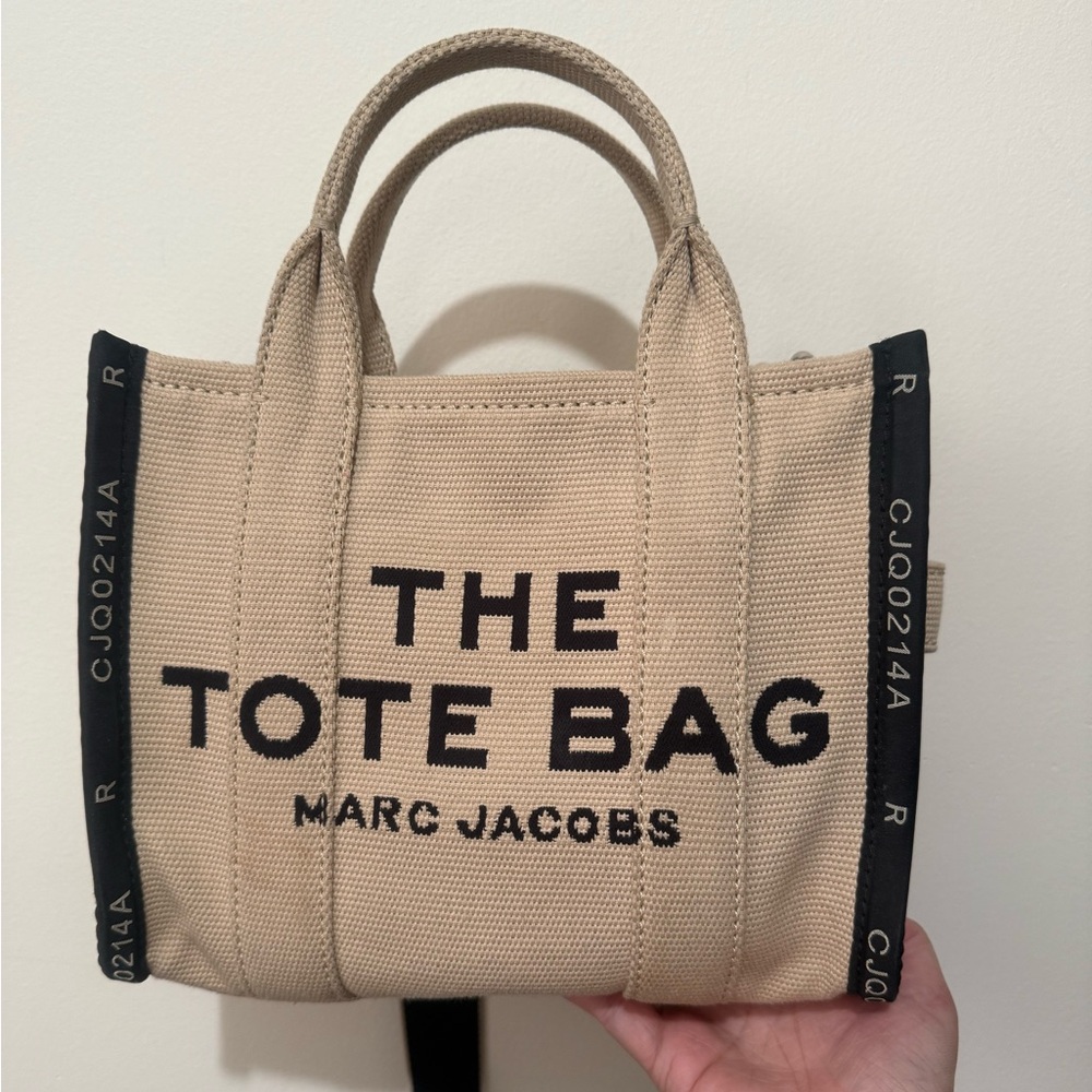 The tote bag by Marc Jacobs